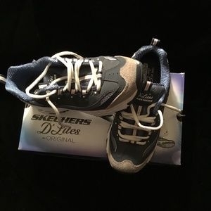 Sketcher’s Delites Memory Foam Sneakers Womens Size 6